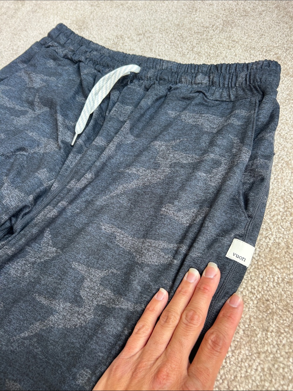 Vuori Performance jogger pants black and gray camouflage print size large - Picture 3 of 4